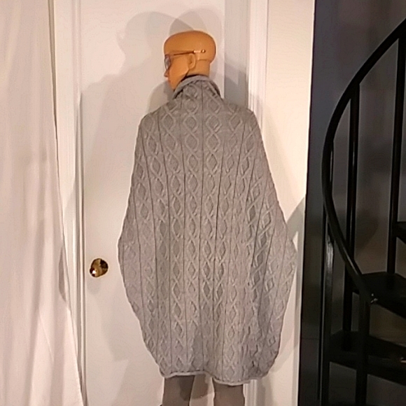 NWT NU CONSTRUCTION Light Grey Cape/Sweater. - Picture 8 of 12